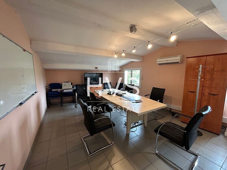 380 Rue Jean De Guiramand, Aix-en-Provence for lease - Interior Photo - Image 3 of 5