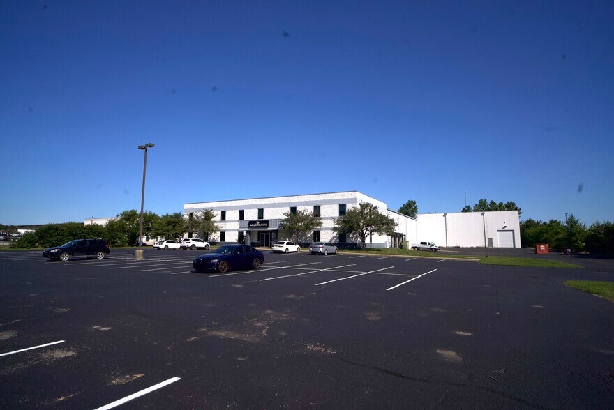 6352 Airway Dr, Indianapolis, IN à vendre - Photo du bâtiment - Image 1 de 29