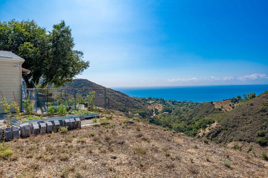 5767 Latigo Canyon Rd, Malibu, CA à vendre - Photo du bâtiment - Image 2 de 47