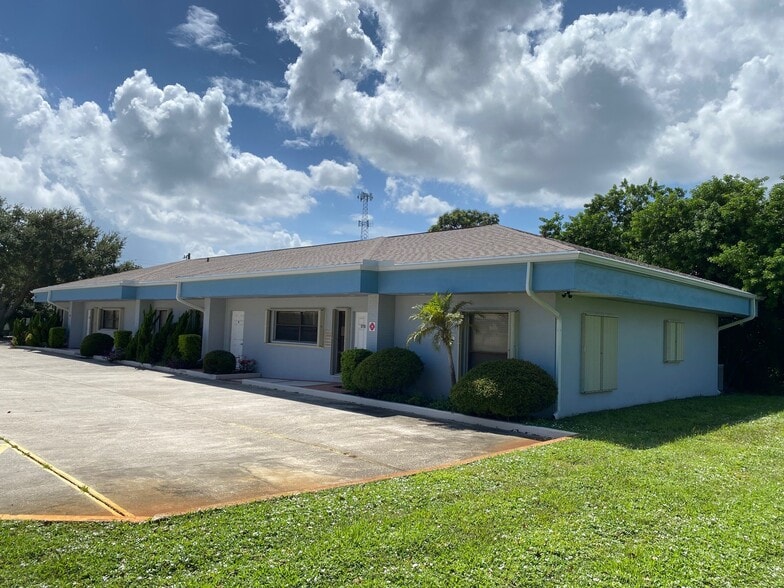 2179 Julian Avenue Unit B, Palm Bay, FL for sale - Primary Photo - Image 1 of 8