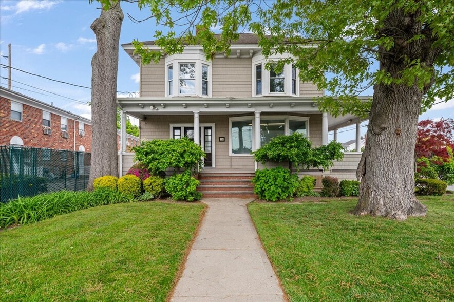 154 Franklin Pl, Woodmere, NY à louer - Photo du bâtiment - Image 1 de 11