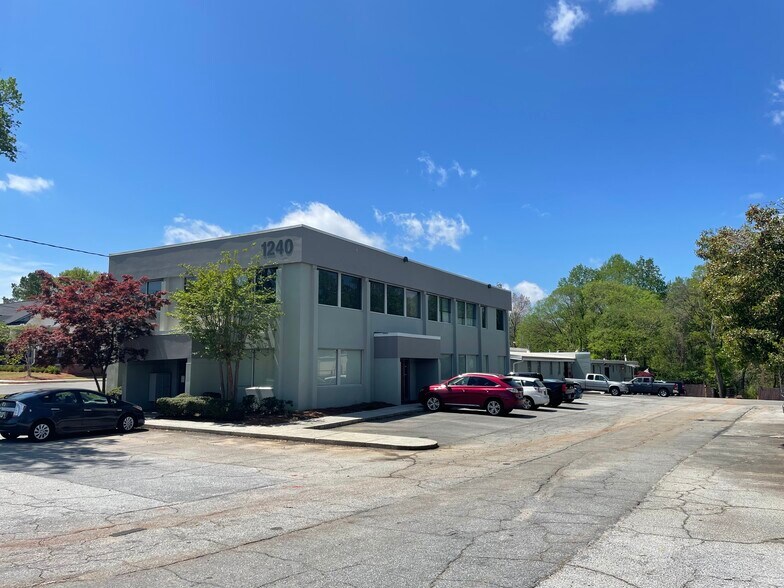 1240 Clairmont Rd, Decatur, GA à louer - Photo du bâtiment - Image 2 de 4