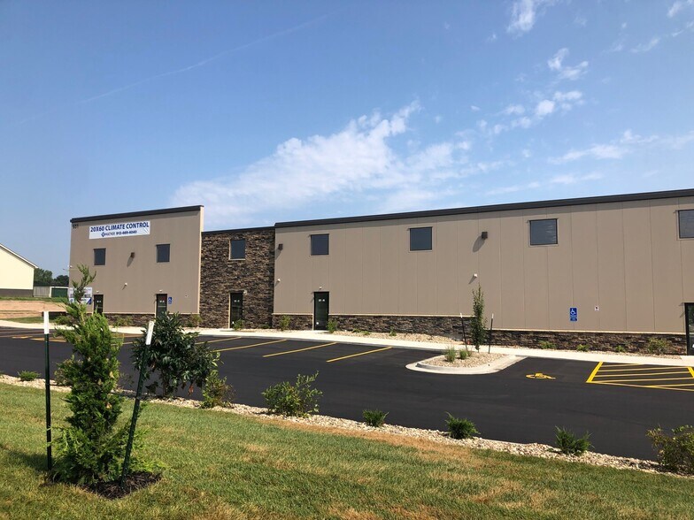 681 NE Jefferson St, Blue Springs, MO à louer - Photo du bâtiment - Image 3 de 4