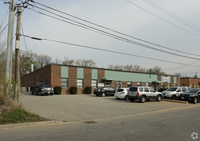 1547-1549 Sedlescomb Dr, Mississauga, ON à louer - Photo du bâtiment - Image 3 de 4