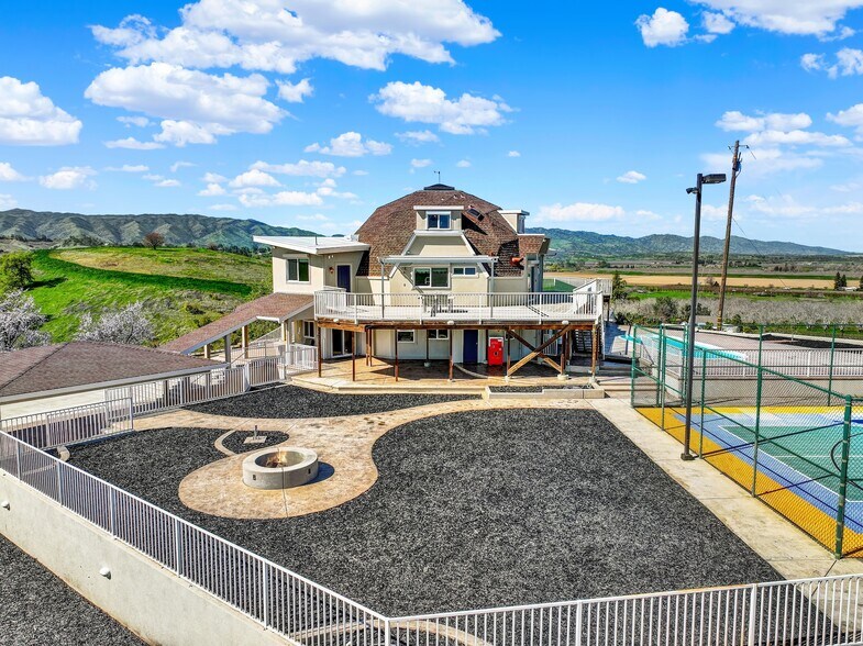 8560 Holmes Ln, Winters, CA à vendre - Photo du bâtiment - Image 1 de 157