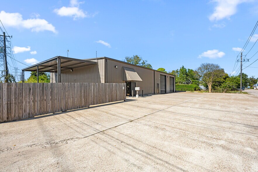 2017 Lee Dr, Baytown, TX à louer - Photo du bâtiment - Image 1 de 26