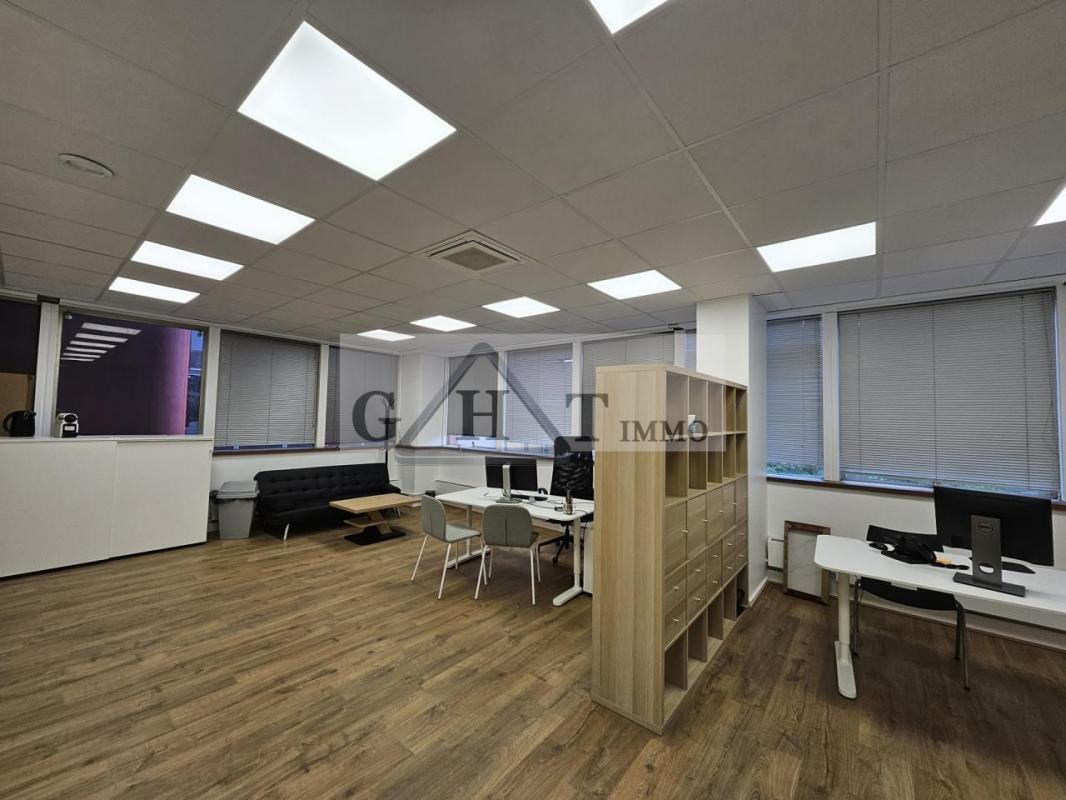 Office in Maisons-Alfort for lease Interior Photo- Image 1 of 3