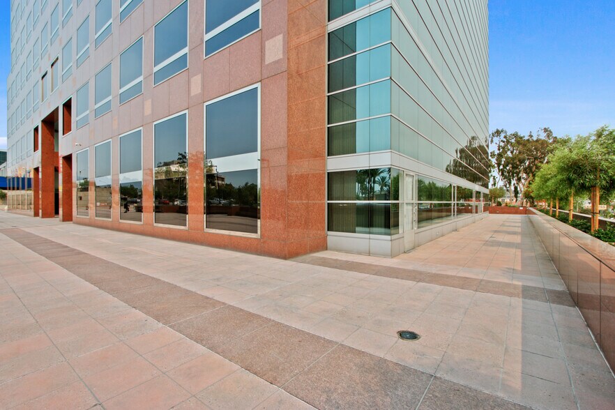 100 N Barranca St, West Covina, CA à louer - Photo du bâtiment - Image 3 de 21