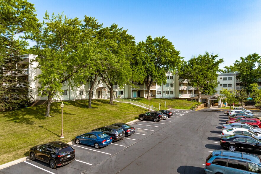 165 County Road B2 E, Little Canada, MN à vendre - Photo principale - Image 1 de 63