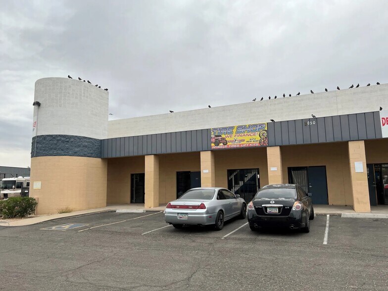 2030 W Deer Valley Rd, Phoenix, AZ à louer - Photo du bâtiment - Image 1 de 13