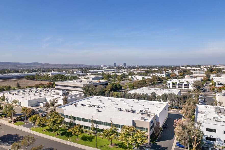3 Goodyear, Irvine, CA à louer - Aérien - Image 2 de 7