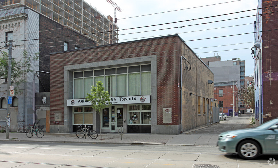 225 Queen St E, Toronto, ON for lease - Primary Photo - Image 1 of 2