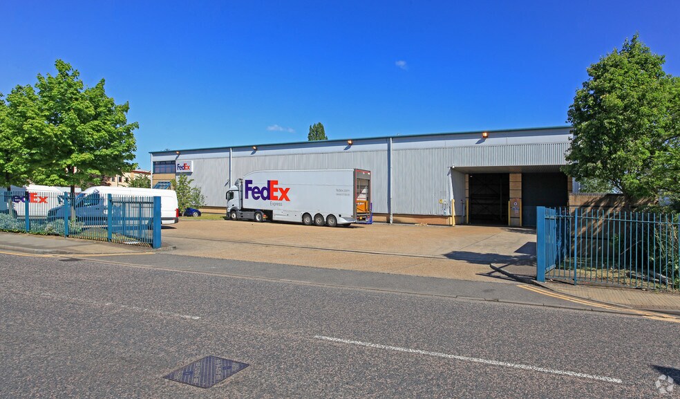 9 Central Way, Londres à louer - Photo principale - Image 1 de 7