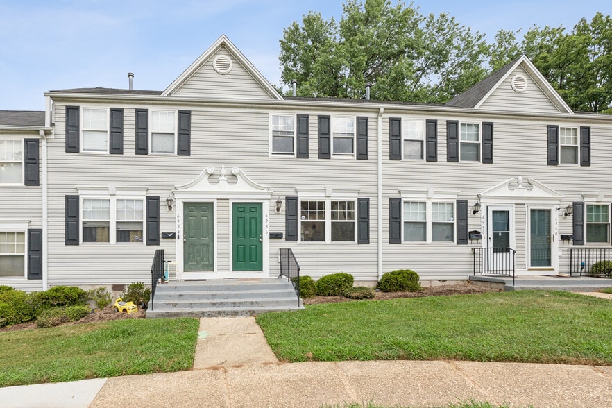 15 Unit Portfolio Sale - Condo/Townhomes portfolio of 15 properties for sale on LoopNet.ca - Building Photo - Image 1 of 17