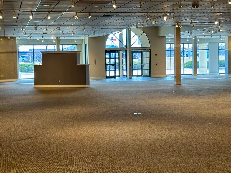 7340 E State Rd, Rockford, IL à louer - Photo du bâtiment - Image 2 de 11