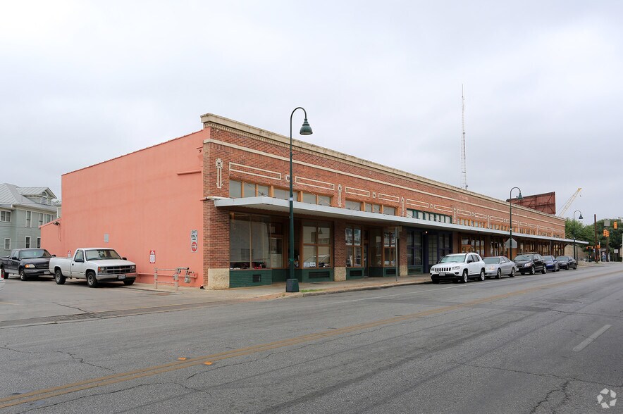 910-912 S Alamo St, San Antonio, TX à louer - Photo du bâtiment - Image 2 de 3