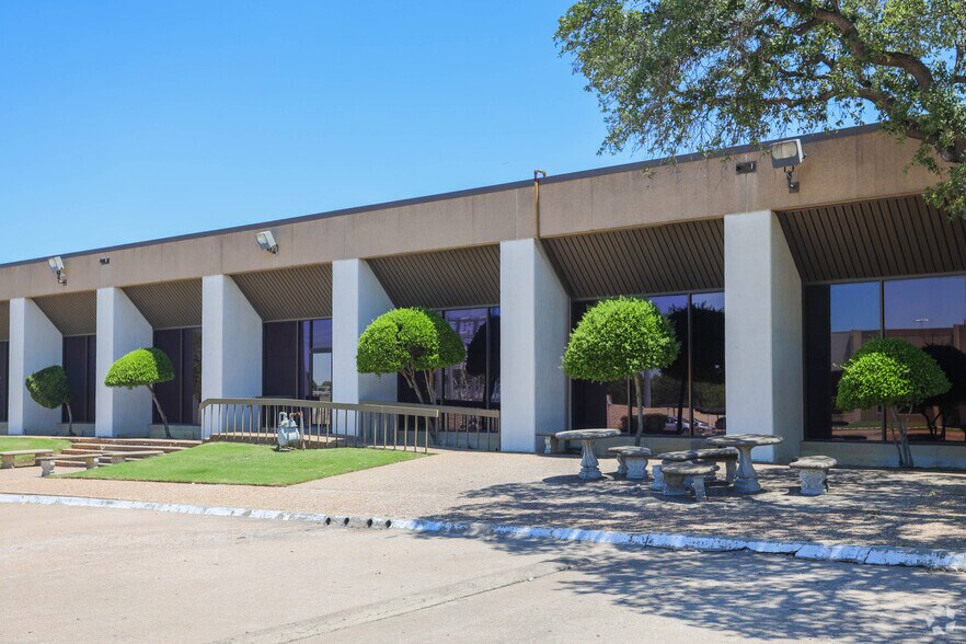 2201 Arlington Downs Rd, Arlington, TX à vendre - Photo du bâtiment - Image 3 de 10