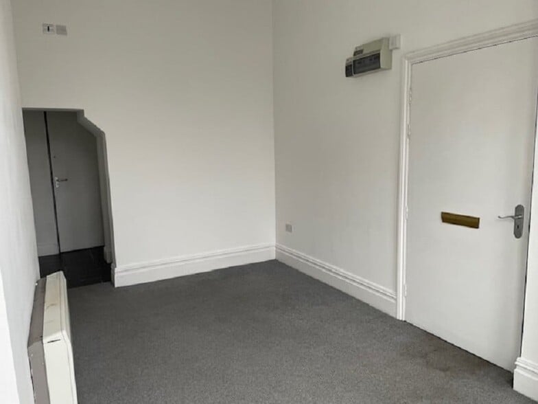 George St, Llandeilo for sale - Interior Photo - Image 2 of 11