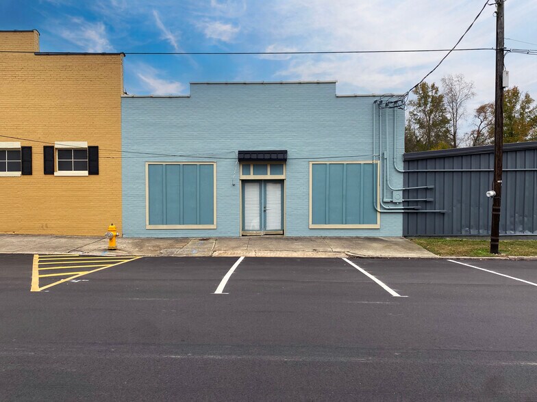 121 W Vance St, Zebulon, NC à vendre - Photo du bâtiment - Image 2 de 4