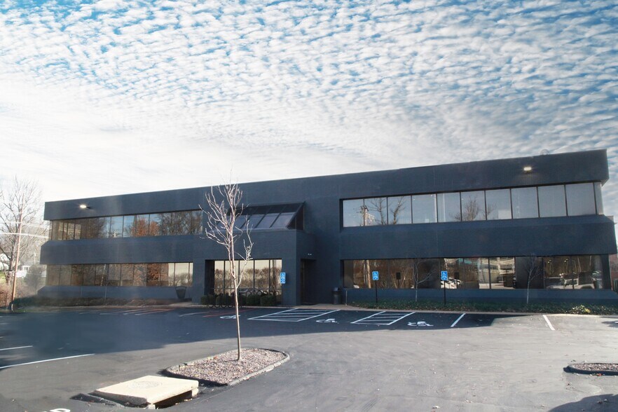 211 N Lindbergh Blvd, Saint Louis, MO for lease - Building Photo - Image 2 of 2