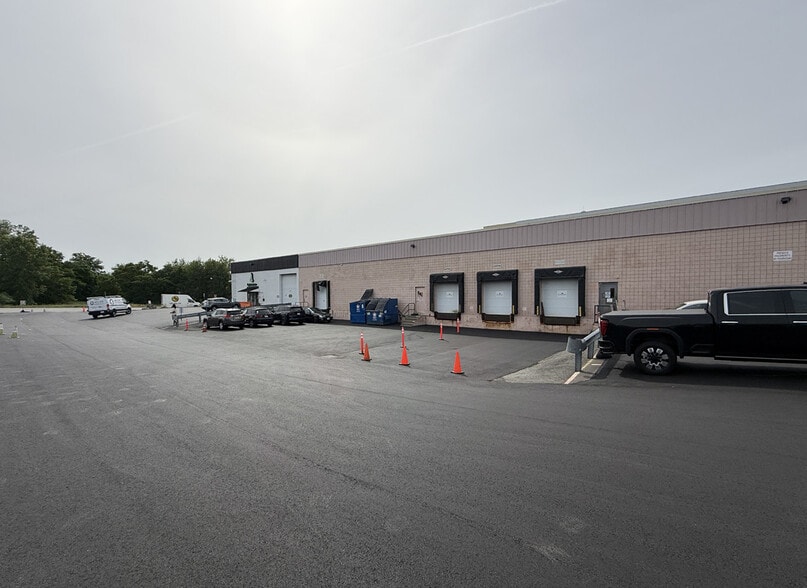 130 Commerce Way, Woburn, MA for lease - Building Photo - Image 2 of 5