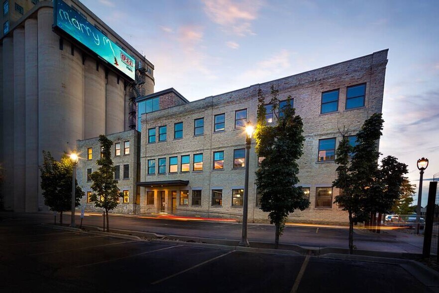 1037 W McKinley Ave, Milwaukee, WI à louer - Photo du bâtiment - Image 1 de 11