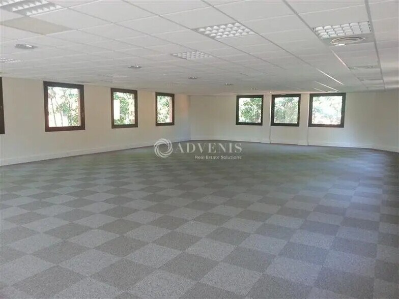 Bureau dans Montigny-le-Bretonneux à louer - Photo du bâtiment - Image 3 de 8