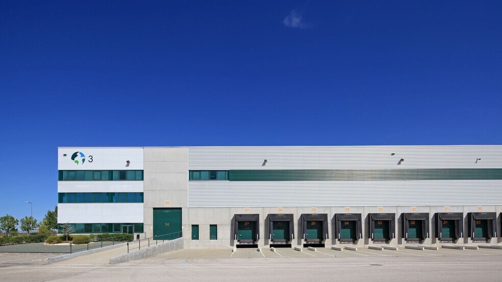 Calle Francisco Rabal, 1, Alcalá de Henares, Madrid à louer - Photo du bâtiment - Image 2 de 9