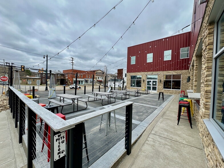 23 W Pike St, Houston, PA for lease - Building Photo - Image 2 of 7