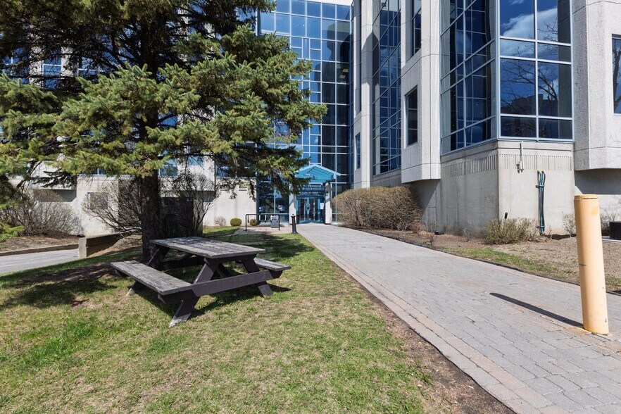 9900 Boul Cavendish, Montréal, QC à louer - Photo du bâtiment - Image 3 de 8