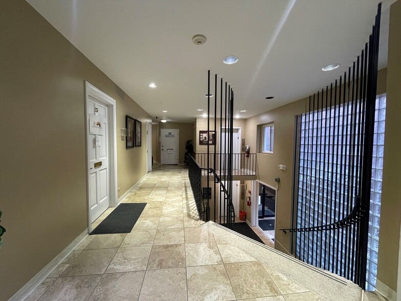 580 Roger Williams Ave, Highland Park, IL à vendre - Photo du bâtiment - Image 2 de 12