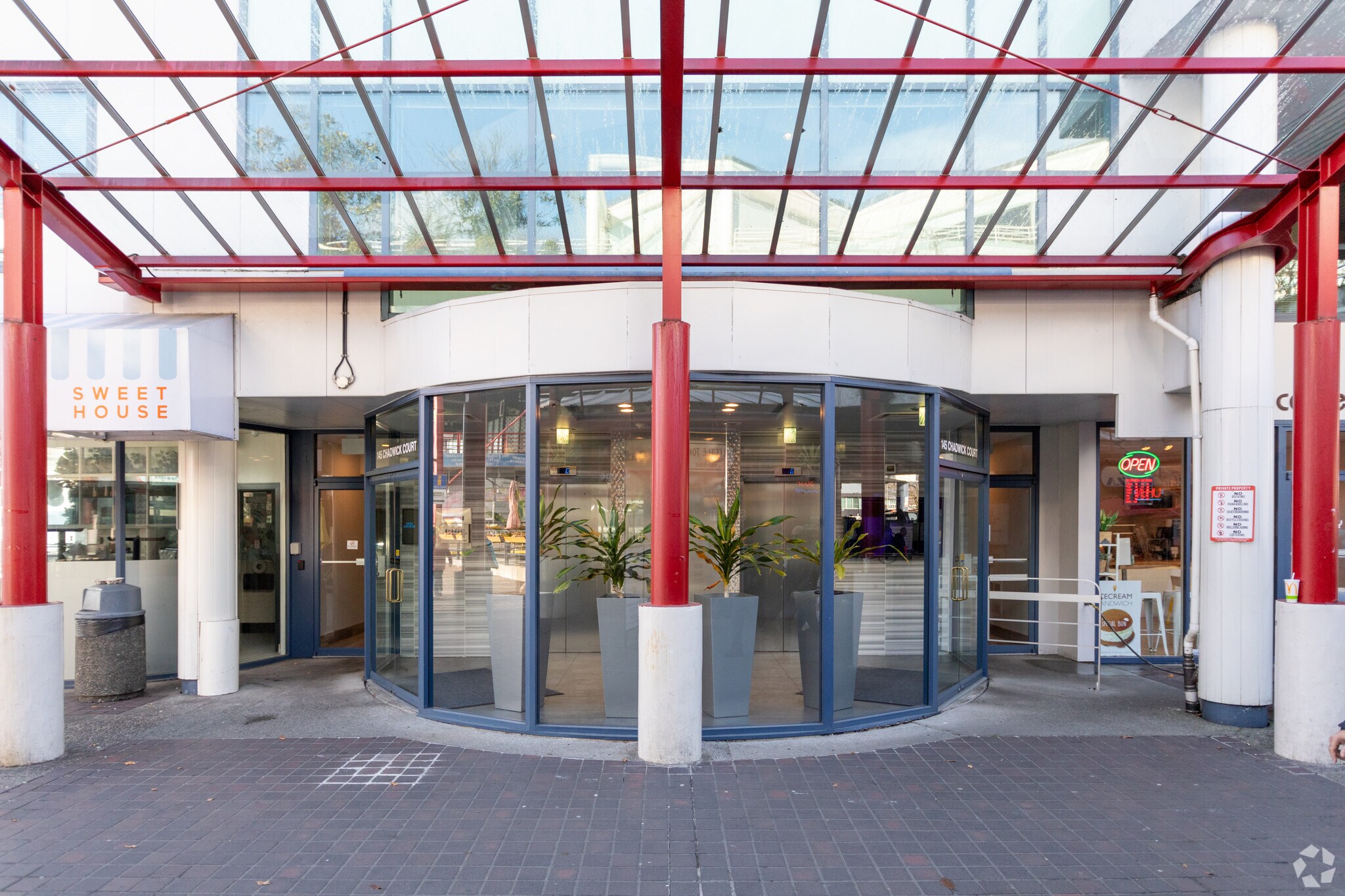 145 Chadwick Crt, North Vancouver, BC à vendre Photo du bâtiment- Image 1 de 1