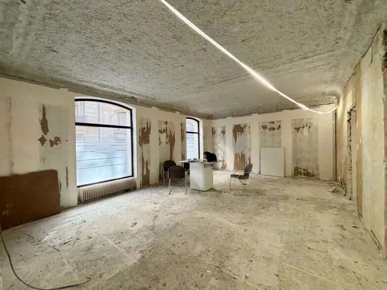 Retail in Paris for lease - Interior Photo - Image 3 of 5