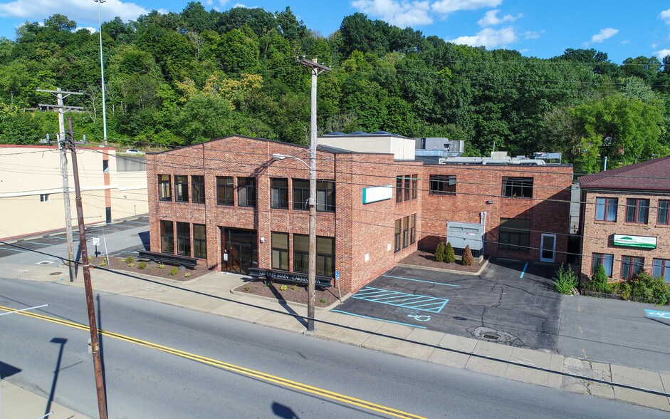 520 E Main St, Carnegie, PA à louer - Photo du bâtiment - Image 2 de 14
