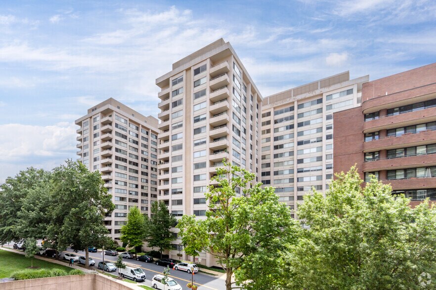 4500 N Park Ave, Chevy Chase, MD à vendre - Photo du bâtiment - Image 2 de 4
