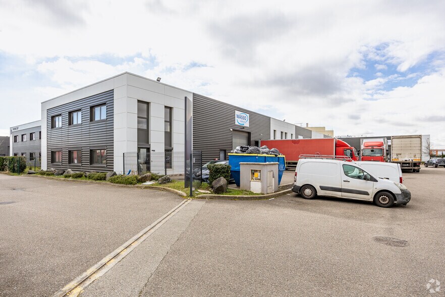 Flex in Chassieu for lease - Building Photo - Image 2 of 2