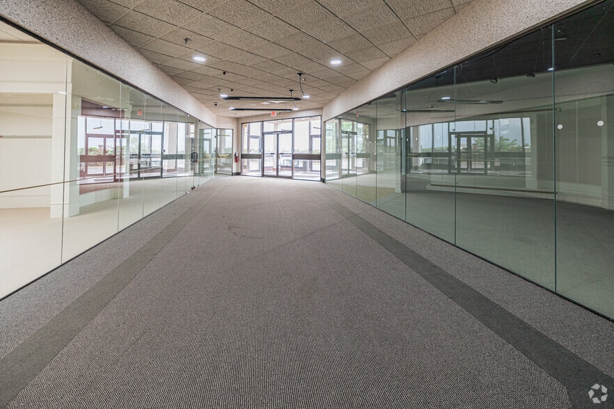 23533 Mercantile Rd, Beachwood, OH for lease - Interior Photo - Image 2 of 14