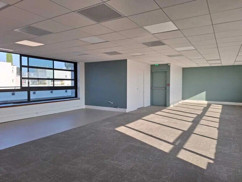 Office in Levallois-Perret for lease - Interior Photo - Image 3 of 16