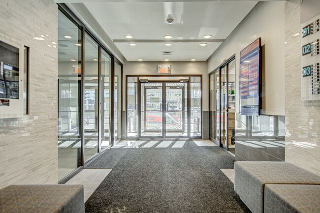 Plus de détails pour 1435 Boul Saint-Martin O, Laval, QC - Bureau, Commerce de détail à louer