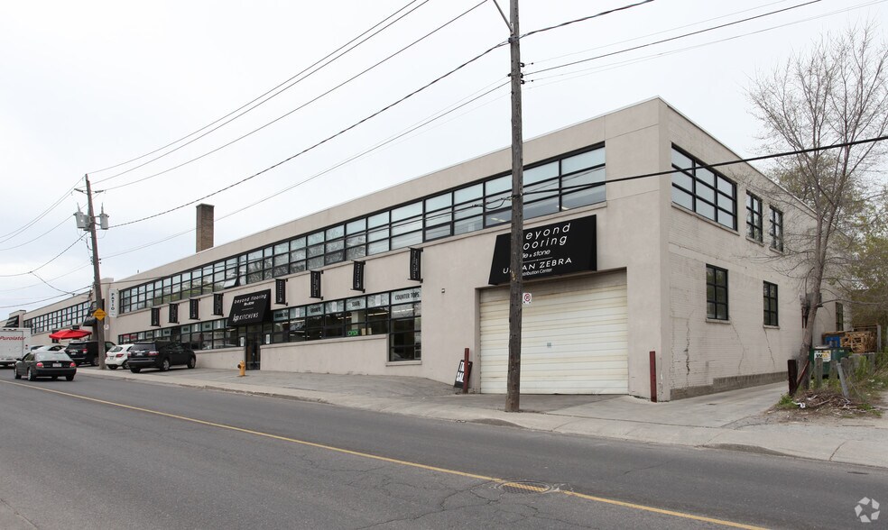 1200 Castlefield Ave, Toronto, ON à louer - Photo du bâtiment - Image 2 de 4