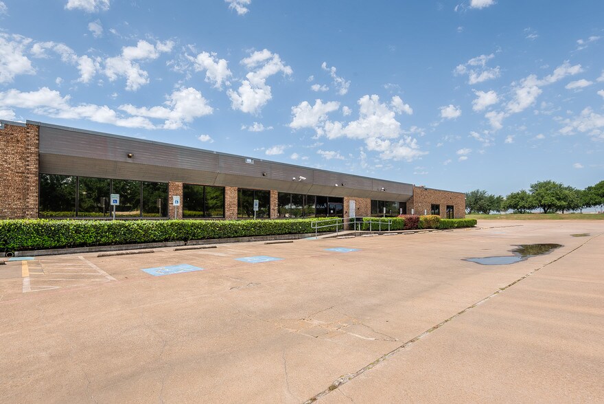 2951 Kinwest Pky, Irving, TX à louer - Photo du bâtiment - Image 2 de 27
