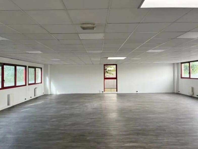 Flex in Le Blanc-Mesnil for lease - Interior Photo - Image 2 of 4