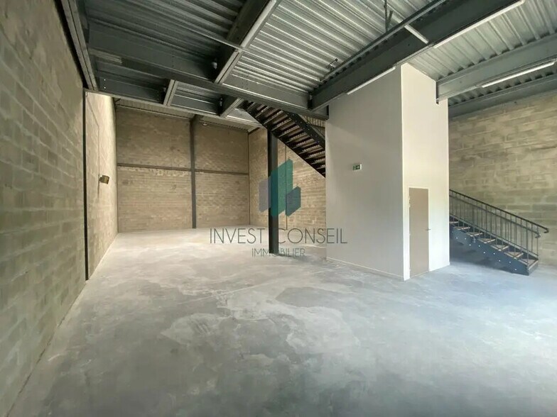 Flex in Cergy for lease - Interior Photo - Image 2 of 8