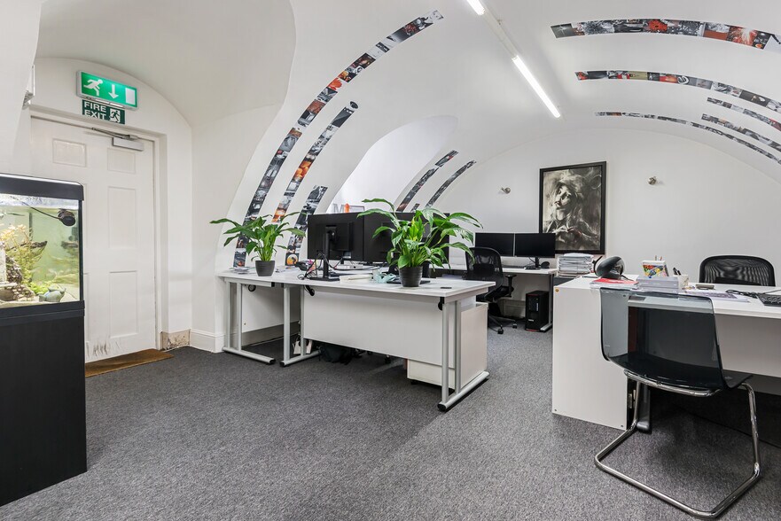 Castle Hl, Windsor for lease - Interior Photo - Image 2 of 10