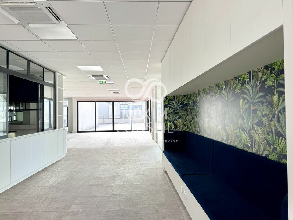 Office in Courbevoie for lease Building Photo- Image 1 of 13