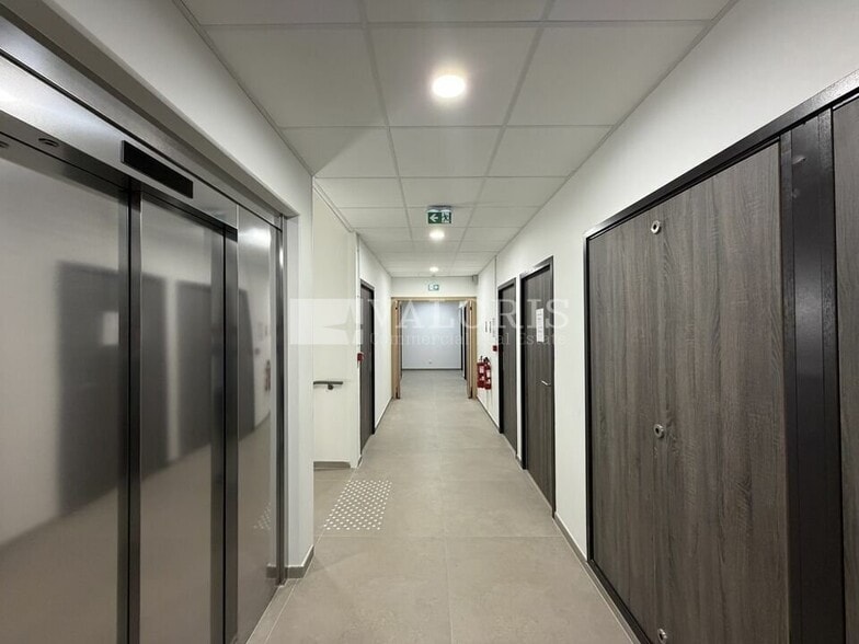Office in La Tour-de-Salvagny for sale - Building Photo - Image 3 of 15
