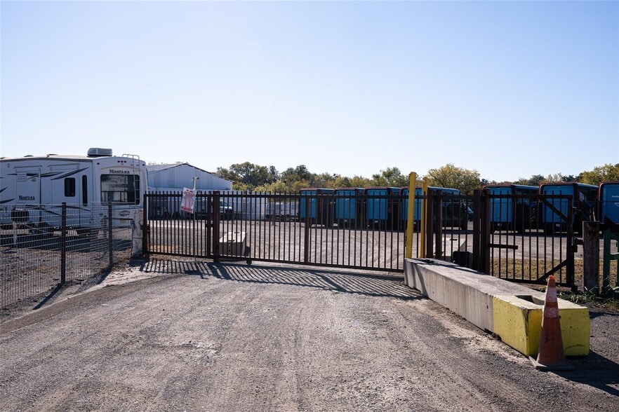 3879 Rendon Rd, Fort Worth, TX for lease - Building Photo - Image 2 of 13