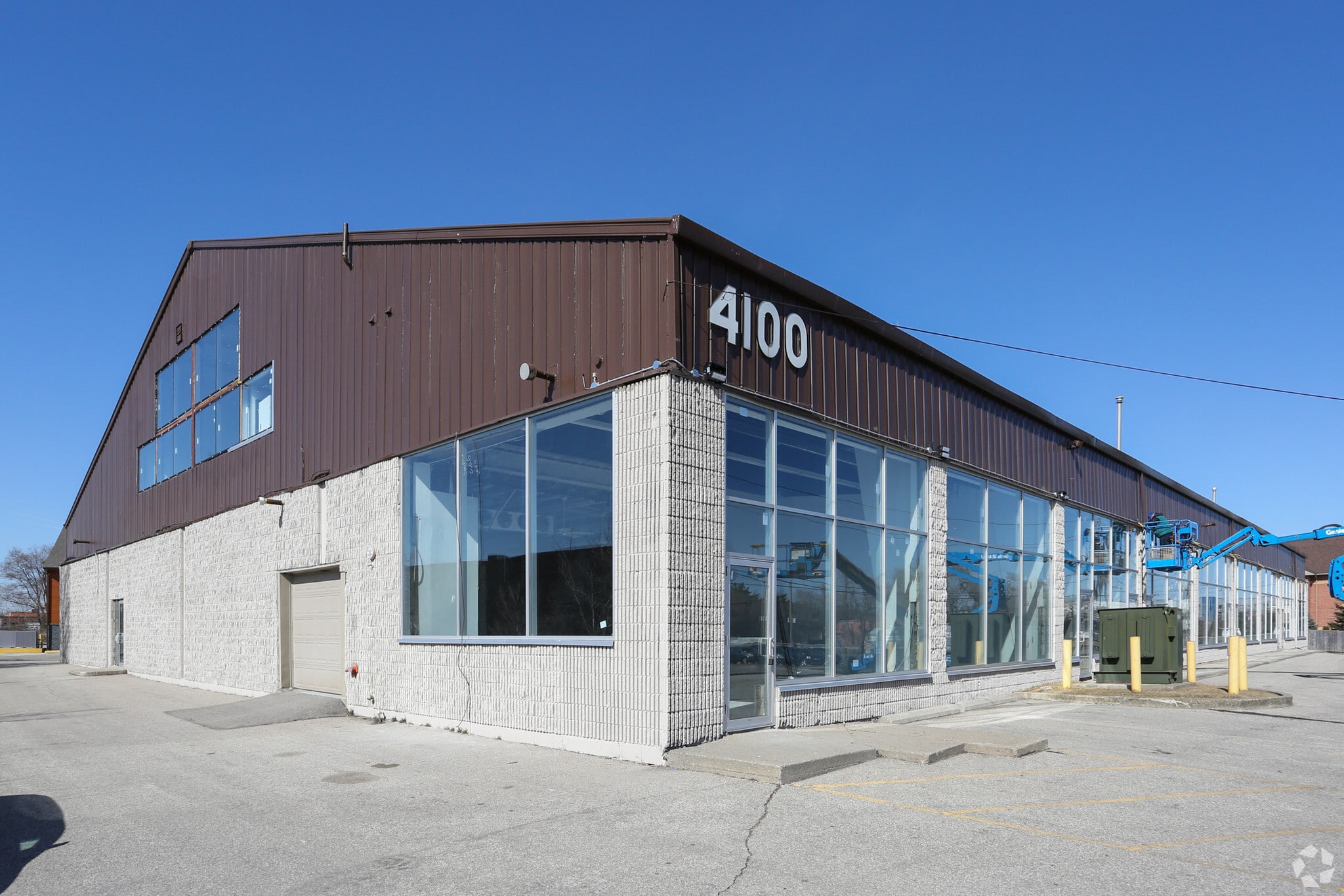 4100 Chesswood Dr, Toronto, ON for lease Primary Photo- Image 1 of 9