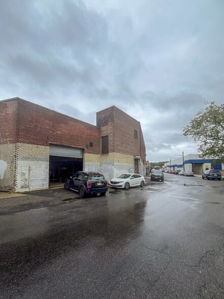 8819 76th Ave, Glendale, NY for lease - Primary Photo - Image 1 of 6