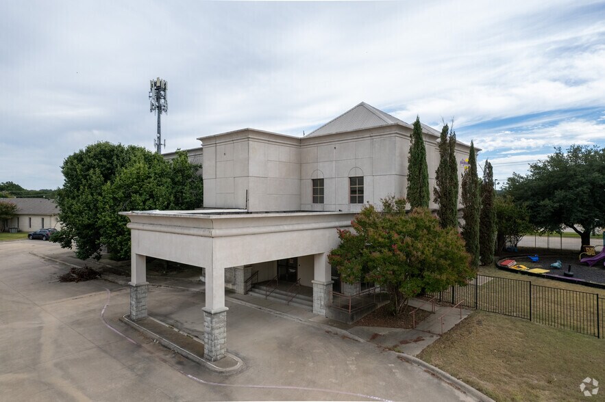 2925 Riverglen Dr, Fort Worth, TX for lease - Building Photo - Image 2 of 10